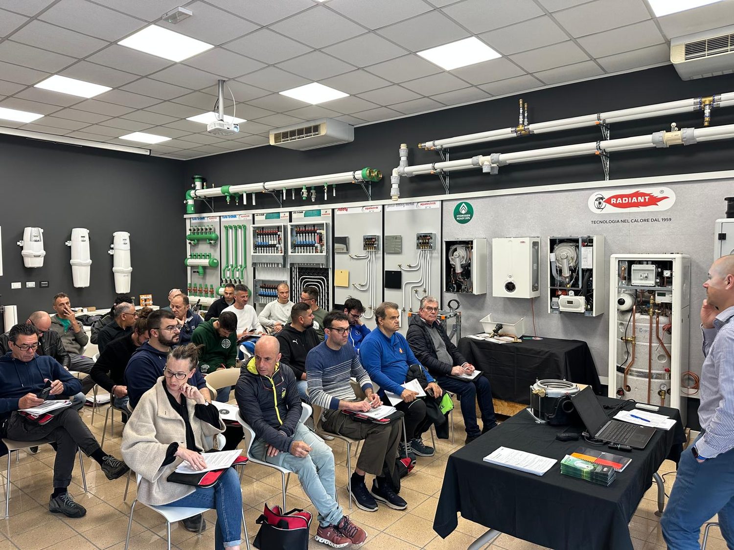 Partecipanti seduti in aula durante un corso al Centro Didattico Formativo