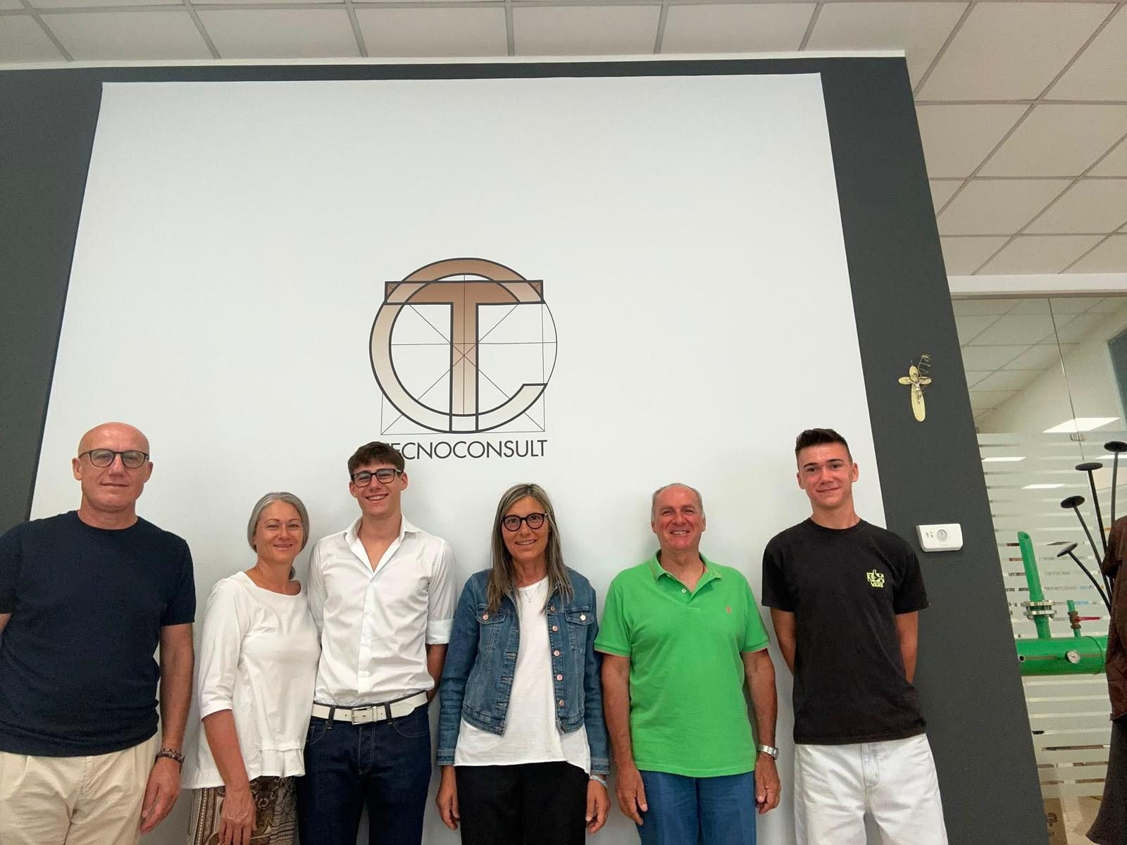 Il team di Tecno Consult davanti alla sede di San Donà di Piave